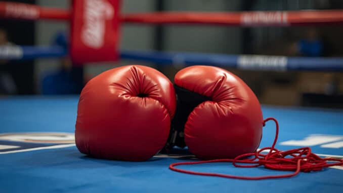 paire de gants de boxe sur un ring